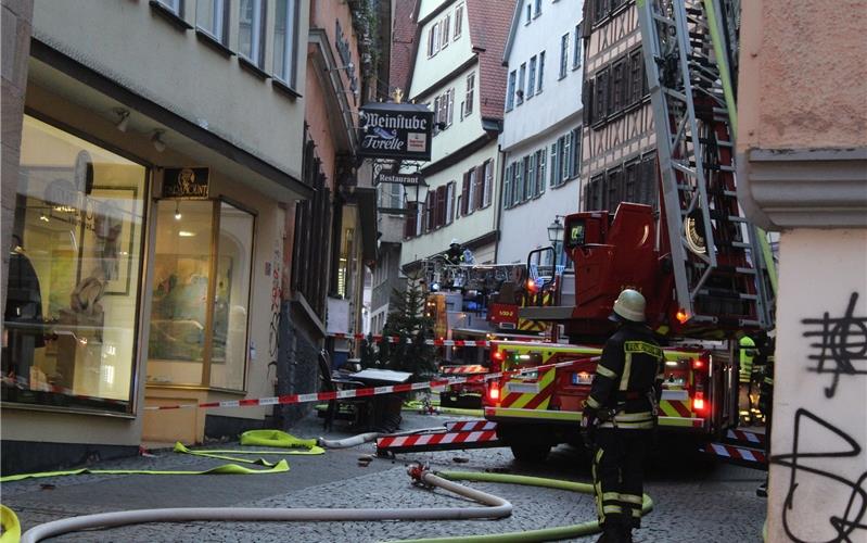 Fachwerkhaus brennt in Tübinger Innenstadt Die Feuer im Einsatz in der Tübinger Altstadt GB-Foto: SDMG/Schulz
