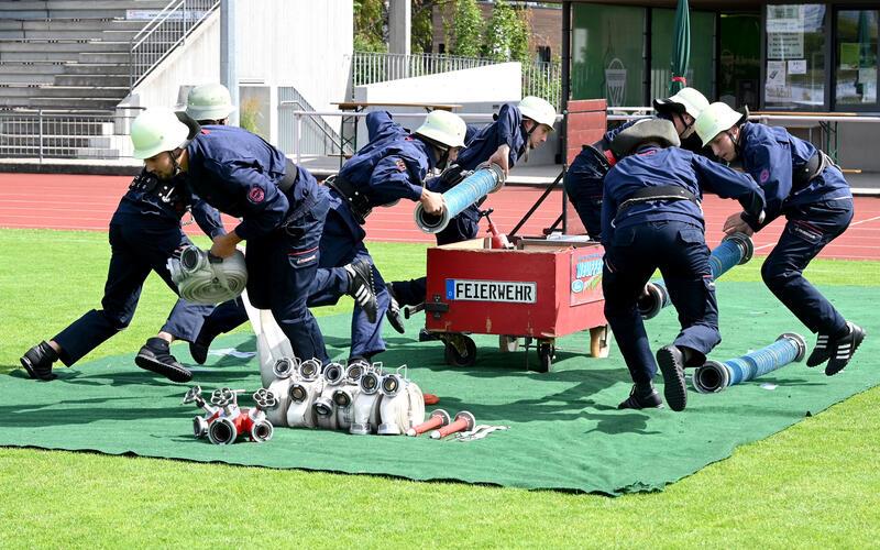 Die Feuerwehr-Übung für Olympia ist Hochleistungssport. Zum Wettkampf fahren Tim Messerschmid, Lukas Krauß, Fyn Gwinner, Nico Heselschwerdt, Daniel Martensen, Jan Leipersberger, Jürgen Rau, Arne Büchner, Jonathan Kramer und Christian Giangrande, von denen nicht alle im Bild sind. GB-Fotos: Holom