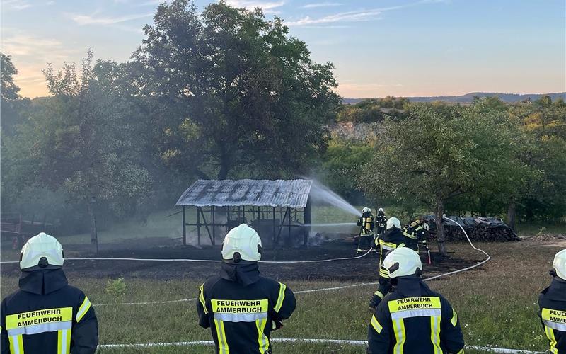 Die Feuerwehr bei ihren Löscharbeiten. GB-Foto: DRK Ammerbuch