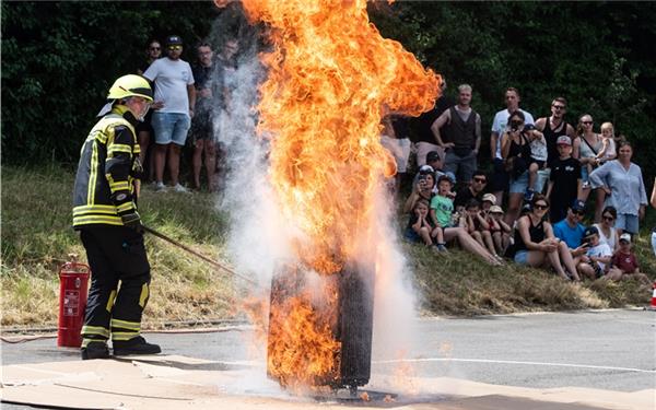 Die Feuerwehr demonstriert, was passiert, wenn Fett in Brand gerät.GB-Foto: Schmidt