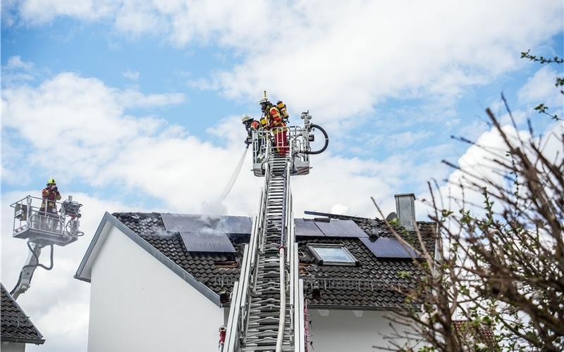 Dachstuhlbrand in Gärtringen ruft Feuerwehr auf den Plan Die Feuerwehr griff bei ihren Maßnahmen auf zwei Drehleitern zurück.