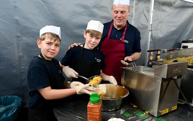 Die Feuerwehr hat engagierte Nachwuchskräfte – auch am Grill. GB-Foto (Archiv): Holom