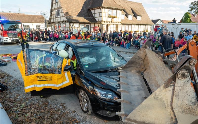 Die Feuerwehr hat sich eine spektakuläre Übung ausgedacht: Eine Baggerschaufel ist auf ein Auto gekracht.GB-Foto: Vecsey