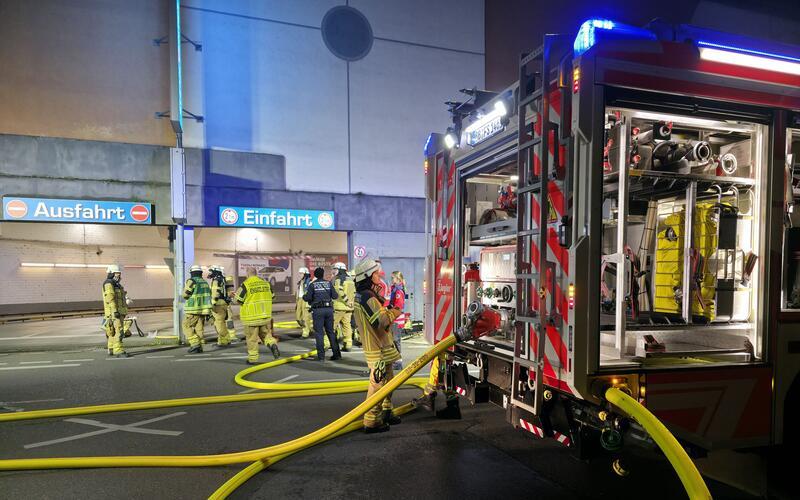 Die Feuerwehr konnte erst nach einer Stunde zum Fahrzeug vordringen. GB-Foto: SDMG/Dettenmeyer