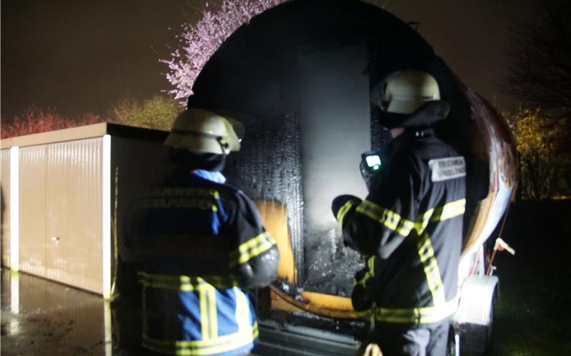 Eine holzbefeuerte Fass-Sauna gerät in Brand