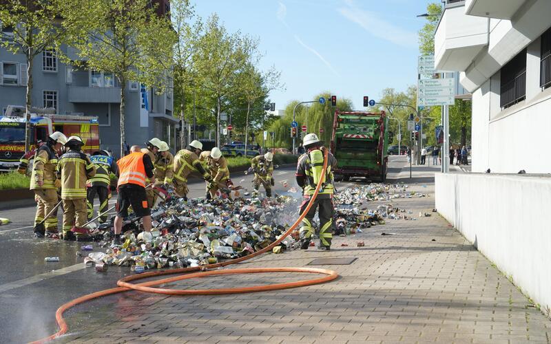 Die Feuerwehr löschte die Spraydosen in der Wolfgang-Brumme-Allee. GB-Foto: SDMG/Dettenmeyer