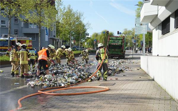 Die Feuerwehr löschte die Spraydosen in der Wolfgang-Brumme-Allee. GB-Foto: SDMG/Dettenmeyer