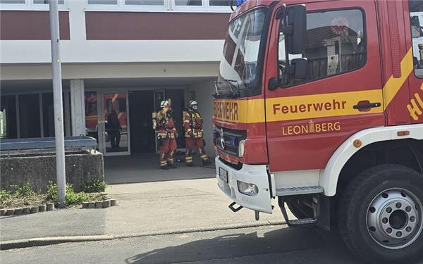 Die Feuerwehr lüftete die betroffenen Räume. GB-Foto: gb