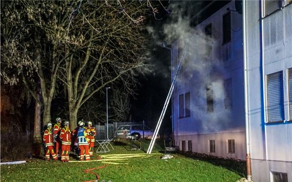 Die Feuerwehr musste Menschen aus dem 1. Stock retten. GB-Foto: SDMG/Dettenmeyer