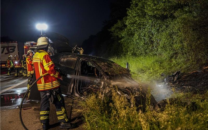 Porsche überschlägt sich und fängt Feuer Die Feuerwehr musste zu einem Fahrzeugbrand ausrücken. GB-Fotos: SDMG/Dettenmeyer