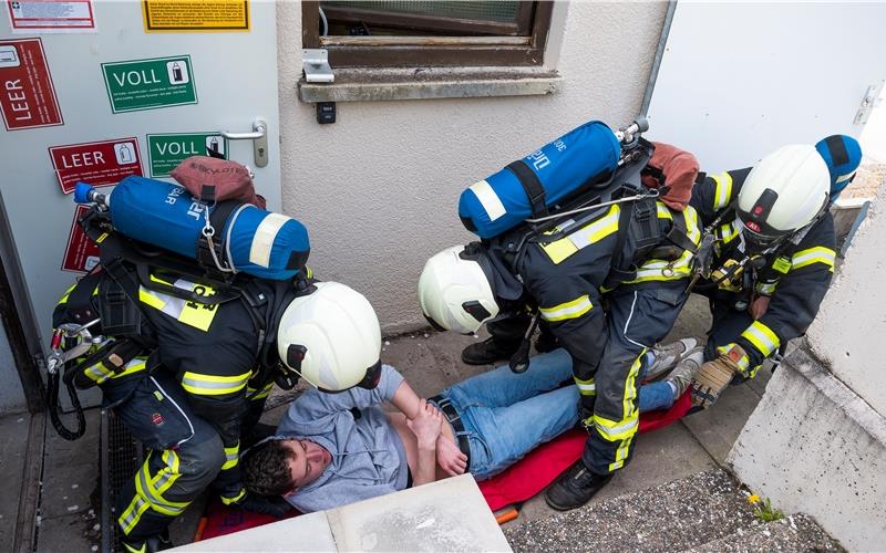 Die Feuerwehr rettete einen „Verletzten“. GB-Foto: Schmidt