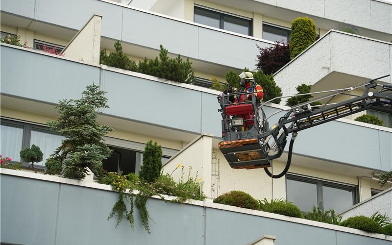 Sauna in einem Wohnhaus fängt Feuer Die Feuerwehr setzte die Drehleiter ein, um den Brand zu bekämpfen. GB-Foto: SDMG/Dettenmeyer