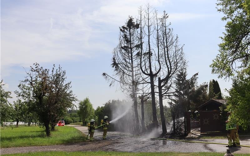 Wohnwagen brennt auf einem Freizeitgrundstück in Öschelbronn nieder Die Feuerwehr verhinderte, dass das Feuer auch noch auf eine Gartenhütte übergreift. GB-Foto: SDMG/Dettenmeyer
