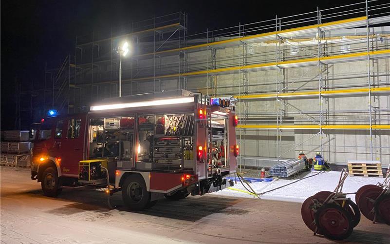 Die Feuerwehr war mit einem Löschfahrzeug vor Ort. GB-Foto: Feuerwehr