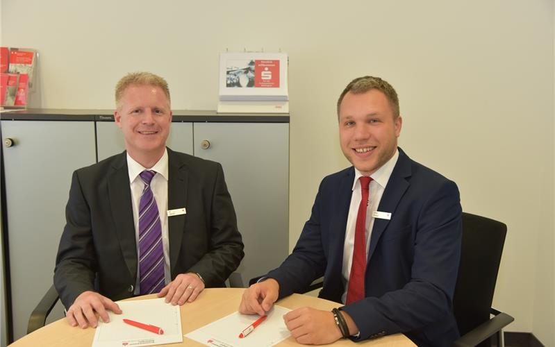 Die Filiae Die Filiale der Kreissparkasse in Mötzingen leitet seit neuem Oliver Fritsch (rechts). Bereits im Jahr 2012 startete er seine Karriere bei der Kreissparkasse mit einer Ausbildung zum Finanzassistenten. Anschließend war er als Nachwuchsberater in verschiedenen Böblinger und Herrenberger Filialen tätig. Nach seinem erfolgreichen Studium zum Bachelor of Arts „Banking and Finance“ an der Hochschule für Ökonomie und Management in Stuttgart arbeitete er als Kundenberater in Gärtringen. Der ehemalige Leiter der Filiale in Mötzingen, Uli Zwirner (links), wird zukünftig als Vermögensanlageberater in der Herrenberger Direktion der Kreissparkasse tätig sein. GB-Foto: gb