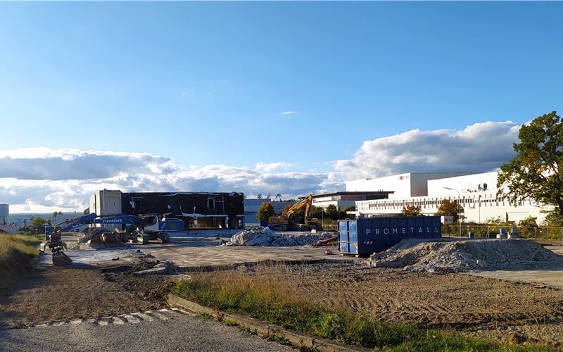 Die Firma Häfele lässt derzeit ihr Grundstück für die größte Baustelle auf dem Wolfsberg freiräumen. GB-Foto: Reichert