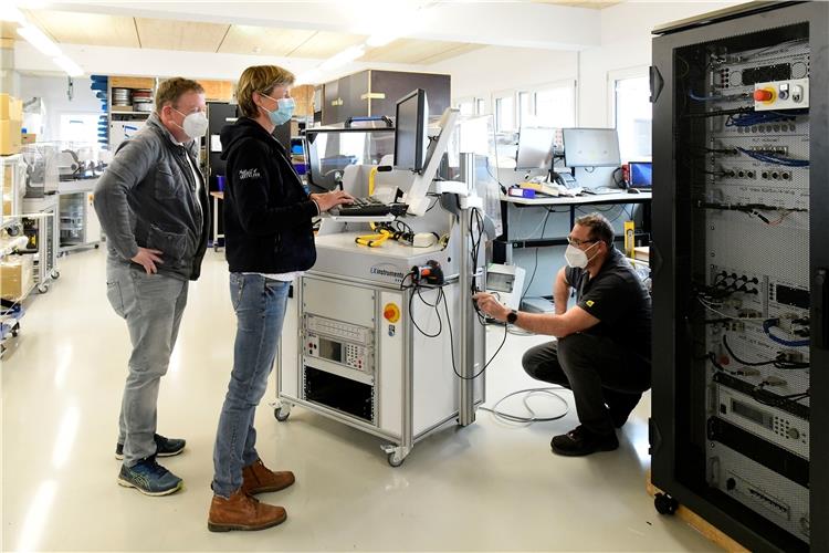 Die Firmengründer Roland und Constanze Blaschke (von links) an einer Prüfhaube für elektrische Sicherheitstests GB-Fotos: Holom