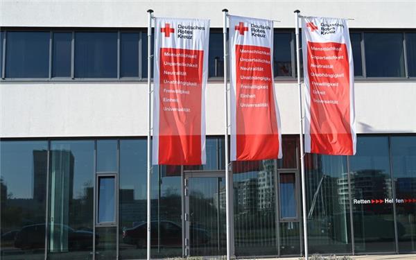 Die Flaggen vor der Zentrale des DRK-Kreisverbands auf dem Flugfeld zeigen die Werte, für die das DRK steht. GB-Foto: Reichert