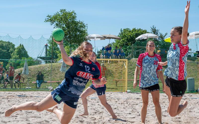 Die Frauen der SG H2Ku Herrenberg (blau) bekamen es unter anderem mit dem SV Allensbach zu tun. GB-Foto: Vecsey