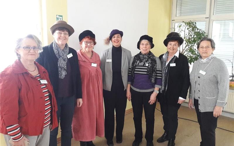 Die Frauen trugen Hüte, um zu verdeutlichen: „Wir ziehen den Hut.“ Von links: Helen Schelling, Illja Widmann, Elke Klump-Röhm, Dr. Claudia Nowak-Walz, Heidi Braitmaier, Valentina Finckh, Ursula Hauer GB-Foto: Bruer