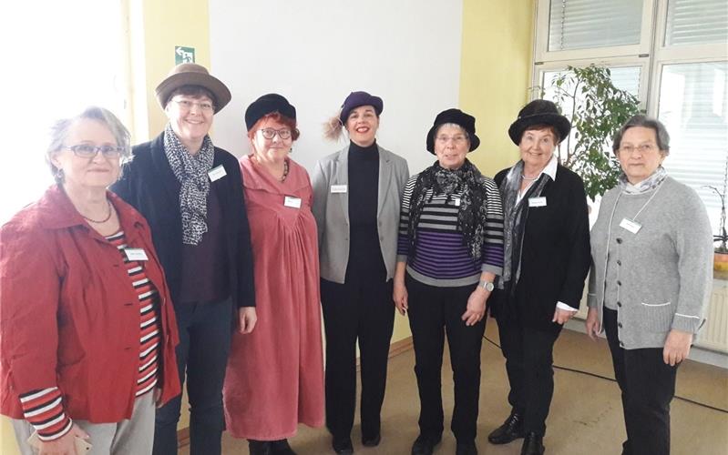 Plötzlich kamen 18 Millionen Wählerinnen hinzu Die Frauen trugen Hüte, um zu verdeutlichen: „Wir ziehen den Hut.“ Von links: Helen Schelling, Illja Widmann, Elke Klump-Röhm, Dr. Claudia Nowak-Walz, Heidi Braitmaier, Valentina Finckh, Ursula Hauer GB-Foto: Bruer