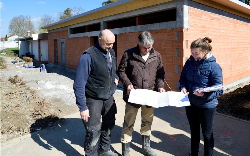 Die Freibad-Sanierung geht voran. Bauleiter Ralf Bauer (Mitte), Helena Zegowitz, stellvertretende Kämmerin und Nikolai Töpfer (Firma Bähr Wassertechnik) vor dem neuen Sanitärtrakt im April.GB-Foto: Holom