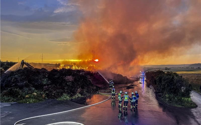 Brand auf Häckselplatz fordert die Herrenberger Feuerwehr