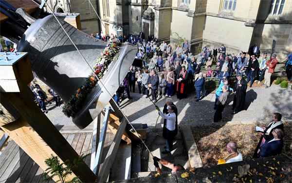 Die Friedensglocke Maxima an der Stiftskirche wird feierlich in Betrieb genommen.GB-Foto: Holom