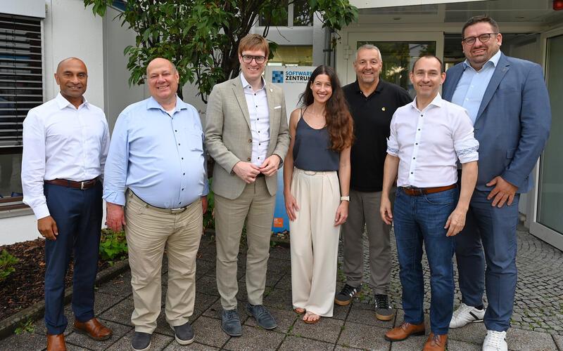 Die Führungsmannschaft des Softwarezentrums (von links): Dominic Schaudt (Stiftungsvorstand), Harald Grumser (Beiratsvorsitzender), der Sindelfinger OB Markus Kleemann, Dr. Kathrin Steinbrink (Leiterin der Tochter AI xpress), Hans-Ulrich Schmid (Geschäftsführer), Böblingens OB Dr. Stefan Belz und Felix Rapp (Stiftungsvorstand). GB-Foto: Reichert