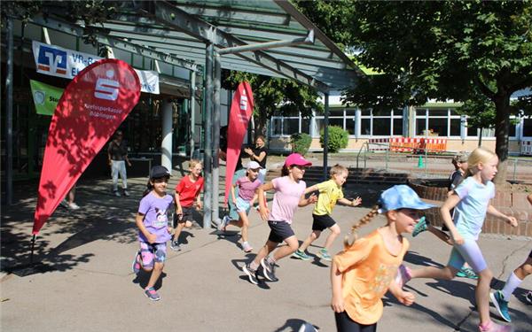 Die Füße in die Hand nahmen die Grundschüler beim Spendenlauf. GB-Foto: Baum