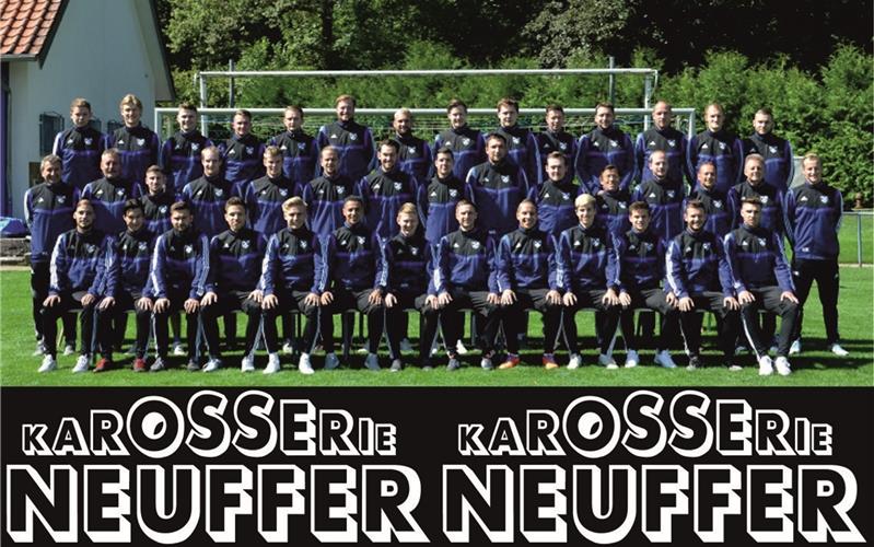 Die Fußballerdes TSV Kuppingen erhielten von der Firma Karosserie Neuffer ein neues Outfit. Der langjährige Sponsor Reiner Neuffer hat die beiden aktiven Mannschaften, die Schiedsrichter sowie den Fußballausschuss mit neuen Trainingsanzügen ausgerüstet. Seit vielen Jahren unterstützt das Kuppinger Unternehmen Karosserie Neuffer die aktiven Mannschaften des TSV Kuppingen. In Zusammenarbeit mit dem Förderverein Fußball wurden für die neue Spielzeit 2018/2019 neue Trainingsanzüge beschafft.gb/GB-Foto: gb