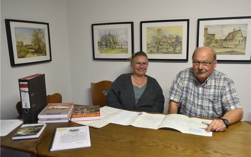 Die Gärtringer Familienforscher wie hier Beate Losert und Eberhard Gutmann treffen sich bei Bedarf im Vereinsraum in der Villa Schwalbenhof. GB-Foto: Reichert