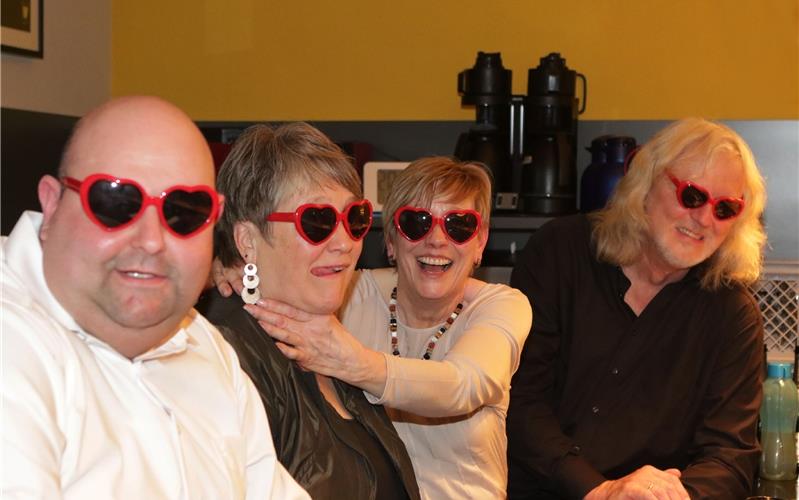 Realer Mord dient als Vorlage für fiktiven Mord Die „Gäu-Writers“ (von links): Daniel Faust, Birgit Örter, Gabi Kast und Alexander Courz (Pseudonym) GB-Foto: Bäuerle