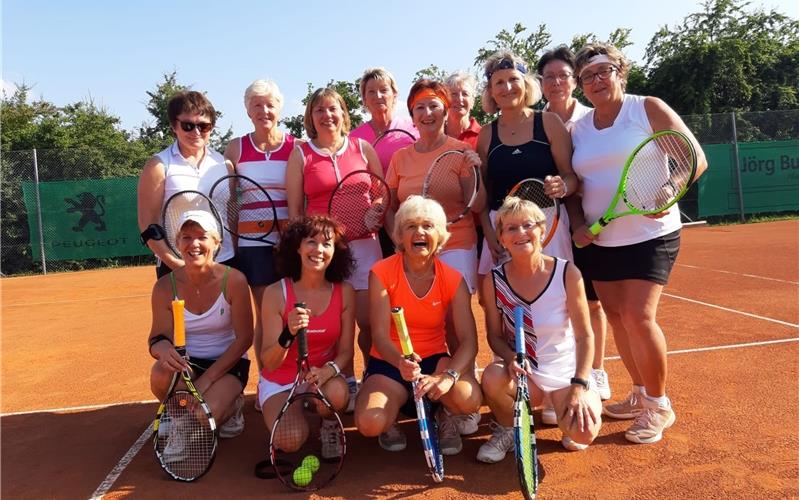 Die Pflicht schon in den Einzeln erledigt Die Gäufeldener Spielgemeinschaft mit (hinten von links) Sonja Schittenhelm, Brigitte Papenheim, Claudia Herrmann, Ingrid Schikotanz, Bruni Kreutzer-Bohn, Lore Bierbaum, Margret Fauß-Wiech, Marianne Hein, Ingrid Lange, (vorne von links) Inge Eipper, Cristina Gehrlach, Helga Vietz und Gerlinde Geltenbort-WursterGB-Foto: tv