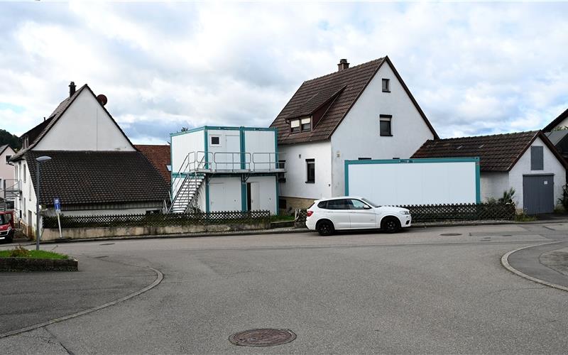Die Gebäude Calwer Straße 15 und 17 in Nufringen werden abgebrochen für den Bau von sechs Mehrfamilienhäusern.GB-Foto: Holom
