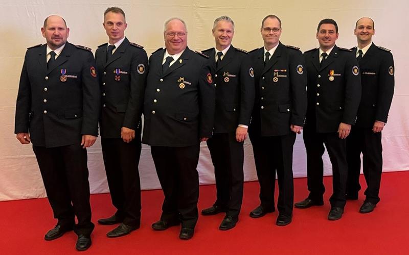 Die Geehrten (von links): Holger Nüßle, Michael Haarer, Ralf Ruthardt, Alexander Hübner, Michael Kegreiß, Kevin Keuler und Marvin Binder.  GB-Foto:Feuerwehr