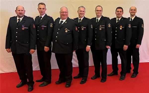 Die Geehrten (von links): Holger Nüßle, Michael Haarer, Ralf Ruthardt, Alexander Hübner, Michael Kegreiß, Kevin Keuler und Marvin Binder.  GB-Foto:Feuerwehr