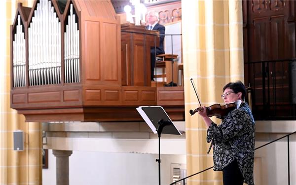 Die Geigerin Maria Perucka tritt in den Konzertsälen Europas auf, Ramon Perucki ist Generaldirektor der baltischen Philharmonie in Danzig und Domorganist in der Kathedrale zu Oliw. GB-Foto: Holom