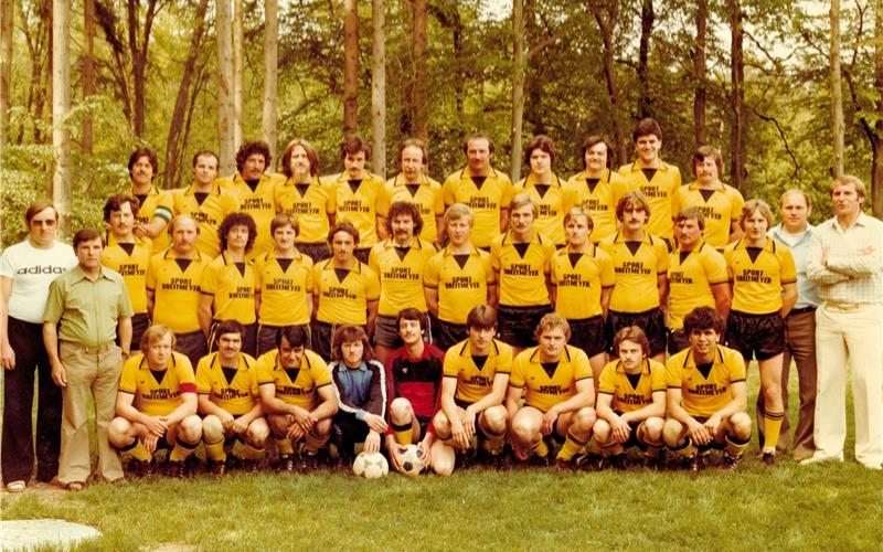 Amerikanische Truppen helfen beim Platzbau Die „Gelbe Wand“ in Kayh vor fast genau 40 Jahren: In der Kreisliga-B-Saison 1980/81 gelang den Sportfreunden die Doppelmeisterschaft mit der Ersten und dem Reserveteam. Die Mannschaft, trainiert von dem aus Hildrizhausen stammenden Gerhard Hörmann, spielte mit (hintere Reihe von links) Rainer Hezel, Erich Haupt, Georg Haupt, Hans Jörg Schäufele, Kurt Arnold, Rainer Weber, Mathias Sendersky, Wolfgang Maier, Hans Broos, Walter Maier, Bruno Notter, (mittlere Reihe von links) Abteilungsleiter Rainer Notter, Roland Braitmaier, Walter Fenchel, Martin Fluch, Heinz Kussmaul, Gerd Weikum, Roland Eipper, Otmar Notter, Peter Metzger, Günter Wolf, Thomas Münchinger, Wilfried Eipper, Werner Weippert, zweiter Vorsitzender Helmut Schneider, Trainer Gerhard Hörmann, (vordere Reihe von links) erster Vorsitzender Karl Riethmüller, Gerhard Schneider, Jürgen Schäfer, „Tasso“, Erwin Sautter, Paul Eipper, Bruno Schellmann, Dieter Weippert, Klaus Acker und Abdullah Sevil. GB-Foto (Archiv): Eipper