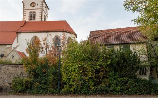 Die Gemeinde konnte das Gebäude in der Grabenstraße 7 neben der Kirche erwerben und will das Grundstück umgestalten. GB-Foto: Vecsey