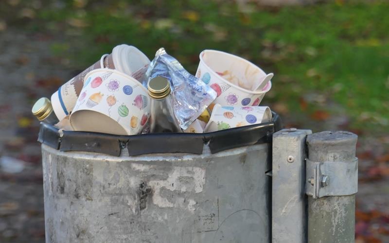 Die Gemeindeverwaltung schlägt vor, öffentliche Mülleimer an ein paar Stellen in Deckenpfronn testweise wieder einzuführen. GB-Foto: Julius - stock.adobe.com