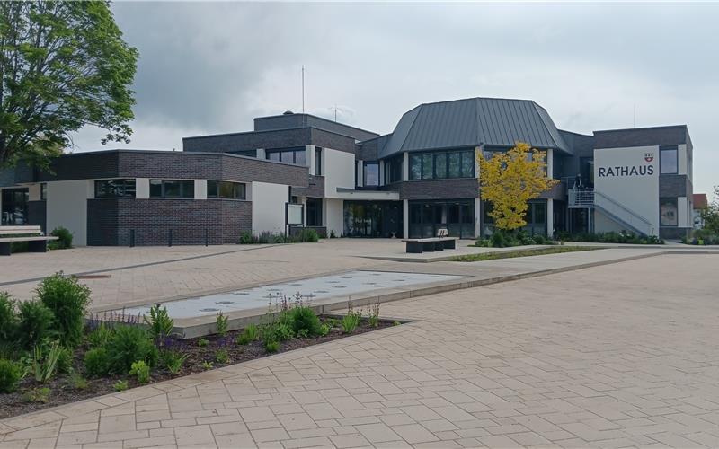 Die Gemeindeverwaltung sowie die danebenliegende Willy-Dieterle-Halle und Gemeinschaftsschule haben ein mäßiges bis hohes Risiko, im Fall von Starkregen von Überschwemmungen betroffen zu sein. GB-Foto: gb