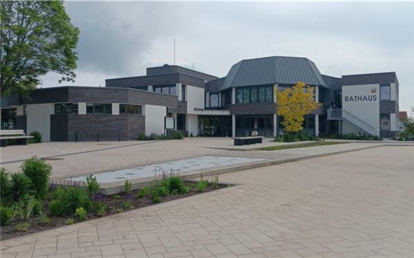 Die Gemeindeverwaltung sowie die danebenliegende Willy-Dieterle-Halle und Gemeinschaftsschule haben ein mäßiges bis hohes Risiko, im Fall von Starkregen von Überschwemmungen betroffen zu sein. GB-Foto: gb