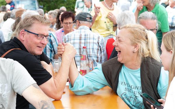 Die Gemütlichkeit des Waldfests wird auch mal von einem Kräftemessen zwischen den Geschlechtern unterbrochen. GB-Foto: Vecsey