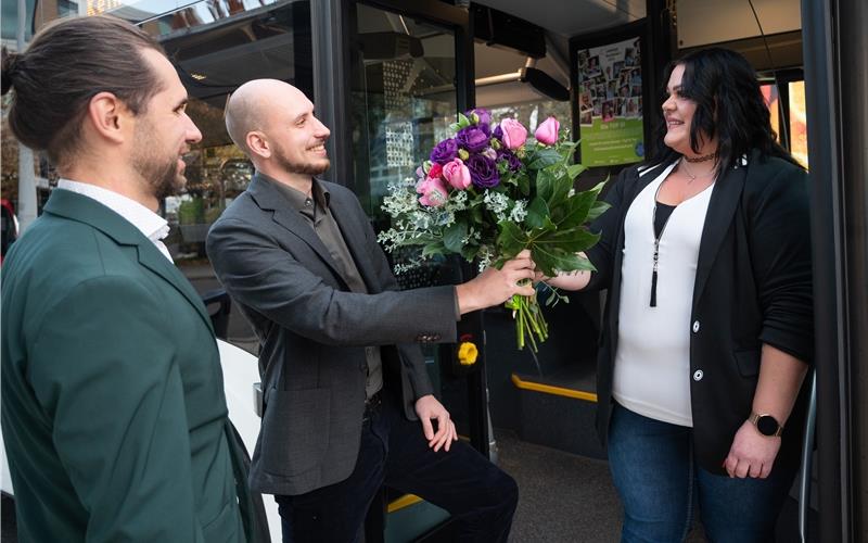 Die Geschäftsführer Philip Beck (links) und Clemens Beck gratulieren ihrer Fahrerin Monik Mandache. GB-Foto: Schmidt