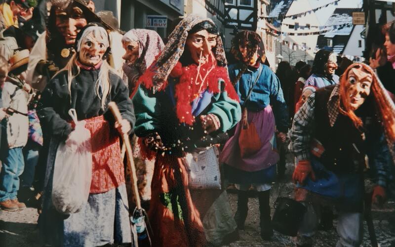 Die Geschichte der „Schlossberghexen“ Herrenberg beginnt am Fasnetsdienstag 1999, damals als „Kleine Herrenberger Hexen“ noch mit Plastikmasken unterwegs. GB-Foto: gb