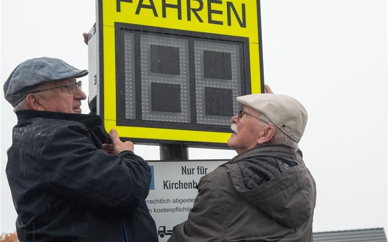 Die Geschwindigkeitstafelwird ummontiert:Dieter Haarer (links) undHans-Jörg HaarerGB-Foto: Vecsey