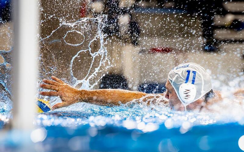 Die Gischt spritzt beim Wasserball mit drei Kreisen auf, die wie ein Halloween-Monster anmuten: „Man weiß nie, was am Ende auf der Speicherkarte landet.“ GB-Foto: Lau