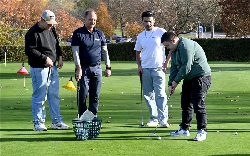 Die Golf-Anfänger von der Herrenberger Friedrich-Fröbel-Schule haben großen Spaß an dem Projekt. GB-Foto: Holom