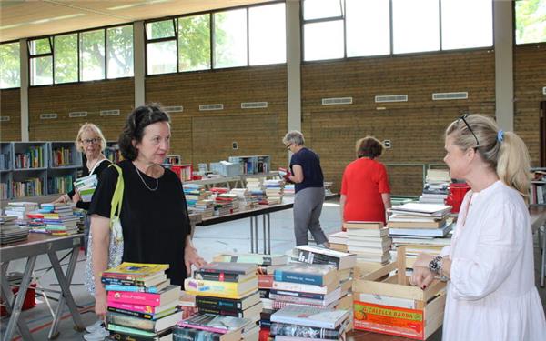Die Grafenberghalle verwandelt sich wieder in einen riesigen Markt für Bücher.GB-Foto: Baum